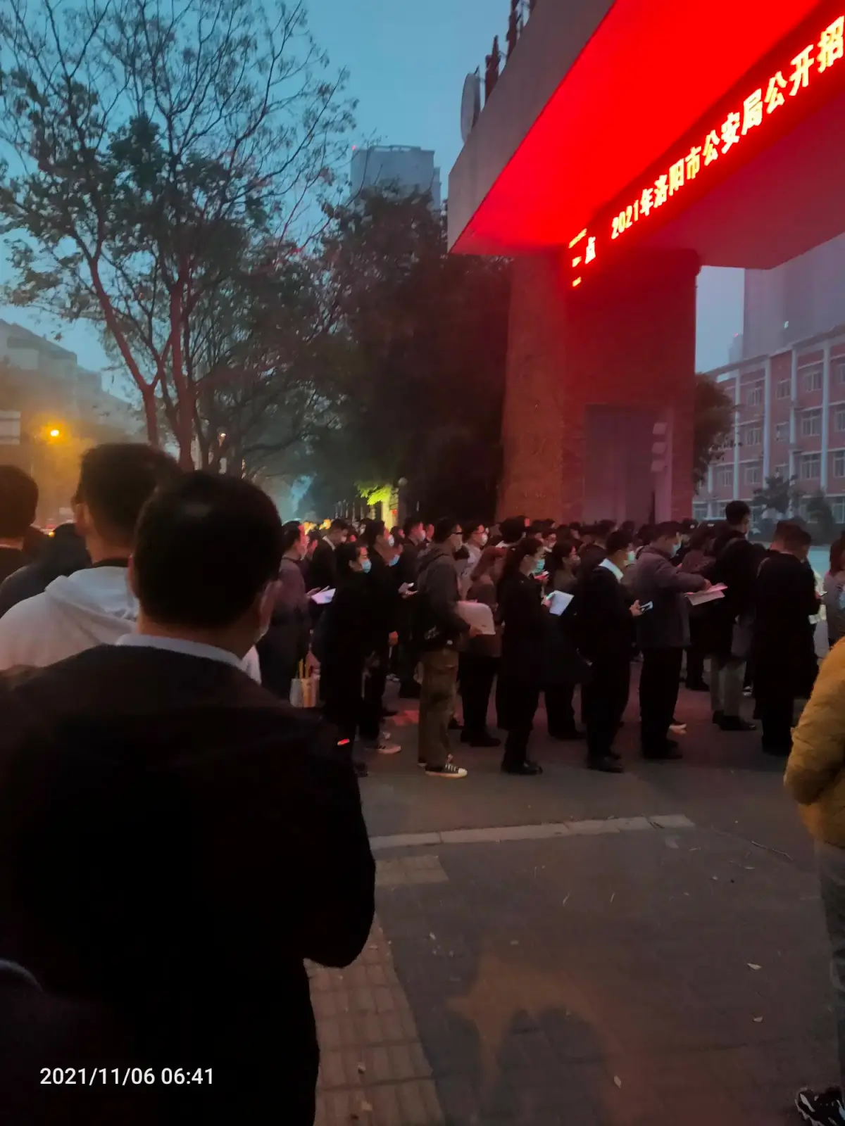 2021-11-06-07（辅警面试挑婚纱）